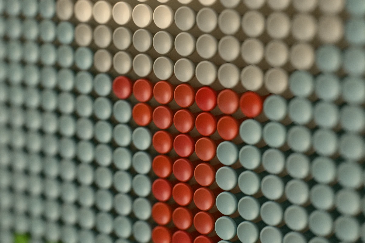 Close-up of the colored tees where the white ball sits on the red tee.